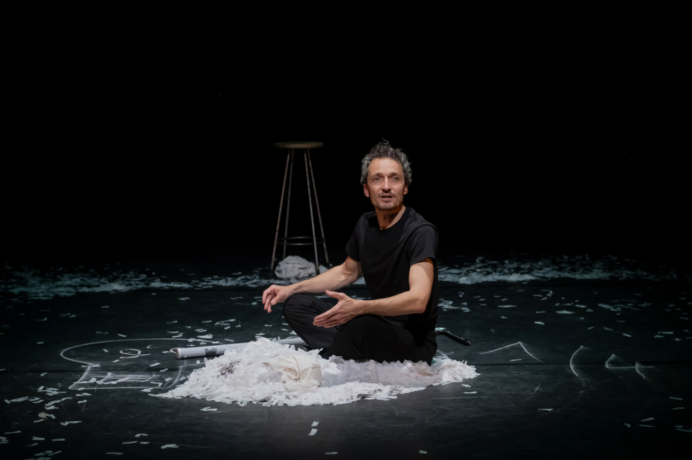 Mickaeël Délis, Les paillettes de leur vie, Création lumière de Jérôme Baudouin, créateur lumière en danse, théâtre et spectacle vivant.